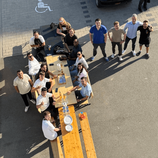 ecanis_teambild_von_oben_quadratisch1.png